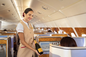 Emirates eleva la experiencia a bordo con nuevos platillos acompañados con champán de alta gama